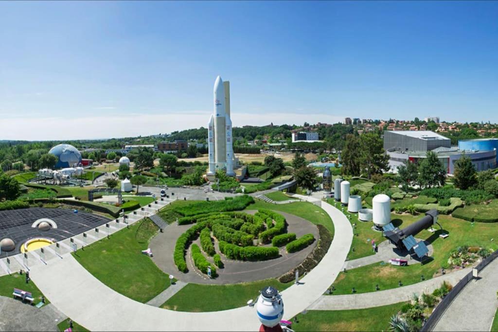 Готель Le Central - Chambre Privative Avec Salon Et Terrasse Privee Тулуза Екстер'єр фото